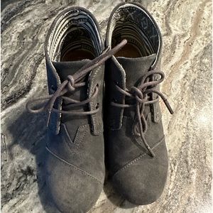 Tom’s desert wedge in castlerock gray suede